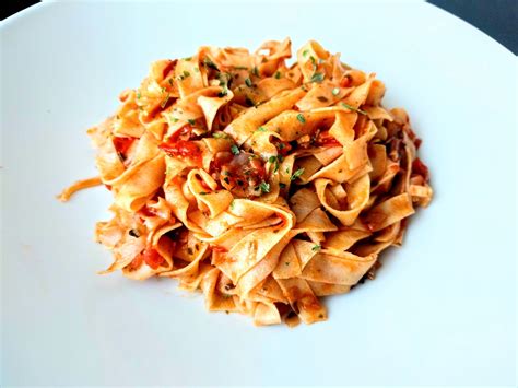 fettuccine-with-tomato-and-pancetta-sauce-kitchen-exile image