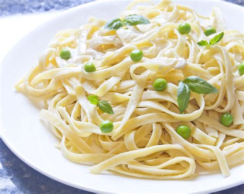 how-to-make-easy-white-sauce-for-spaghetti-or-pasta image