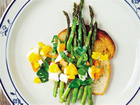 recipe-chris-fischers-asparagus-on-toast-cond-nast image