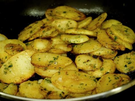 pommes-de-terre-lyonnaise-sauted-potatoes image