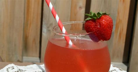 alcohol-drinks-with-cranberry-juice-and-pineapple image