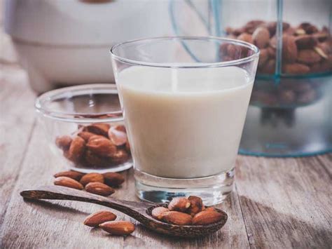 11-health-benefits-of-almond-milk-and-how-to-make-it image
