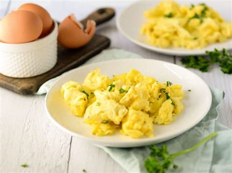 how-to-make-fluffy-moist-scrambled-eggs-tori-avey image