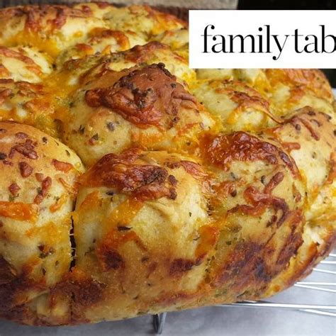 roasted-garlic-and-cheddar-cheese-pull-apart-bread image