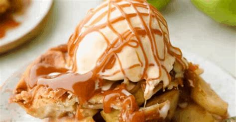 the-best-caramel-apple-pie-recipe-the image
