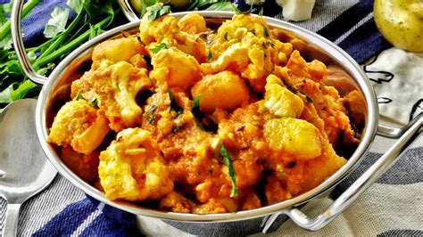 aloo-gobi-indian-potatoes-and-cauliflowers-curry-taste image
