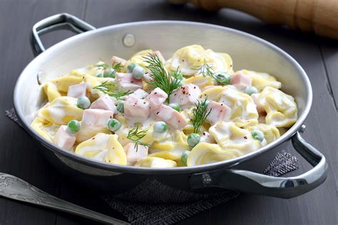 creamy-baked-tortellini-recipe-recipesnet image