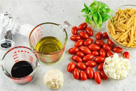 easy-tomato-basil-pasta-salad-feeding-your-fam image