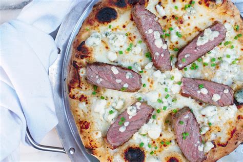 blue-cheese-and-steak-pizza-recipe-couple-in-the image