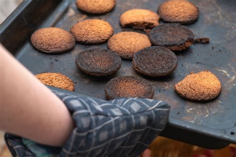 4-smart-things-to-do-with-burnt-cookies image