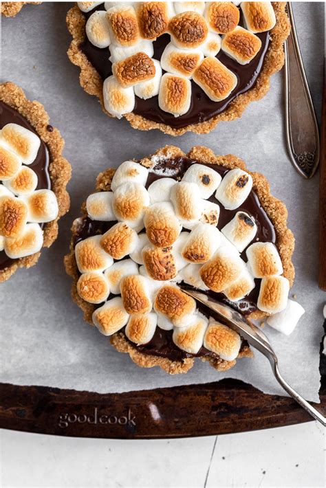 mini-smores-tarts-with-toasted-marshmallow-easy image