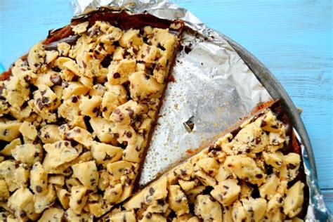 chocolate-chip-cookie-dough-pizza-recipe-food-fanatic image