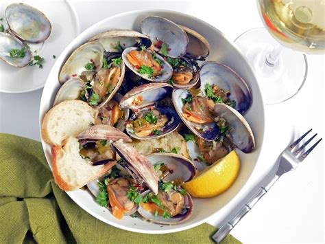 steamer-clams-with-garlic-butter-and-white-wine image