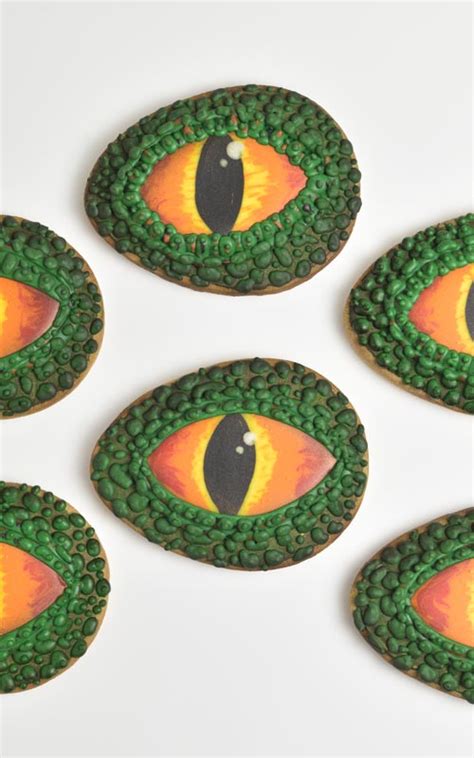 dinosaur-eye-cookies-hanielas-recipes-cookie-cake image