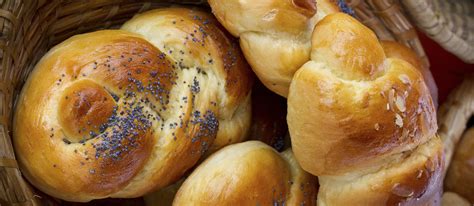 houska-traditional-bread-from-czech-republic-tasteatlas image