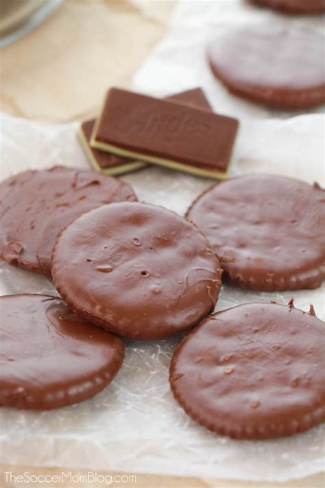homemade-thin-mints-with-ritz-crackers-the-soccer image