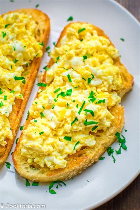 the-best-scrambled-egg-toast-cooktoria image