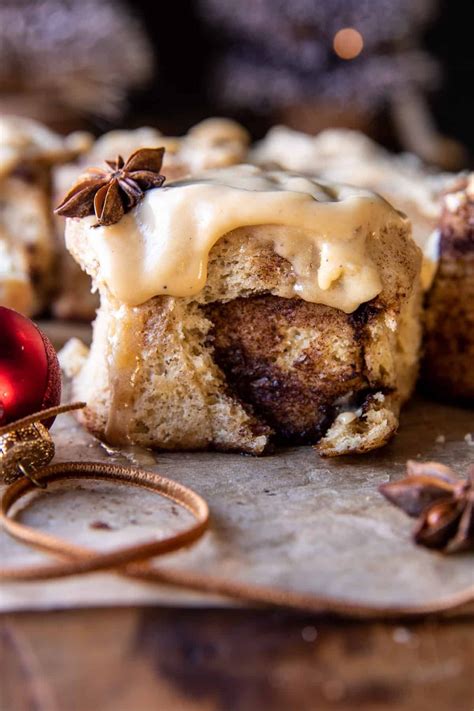 fluffy-christmas-cinnamon-rolls-with-caramel-cream image