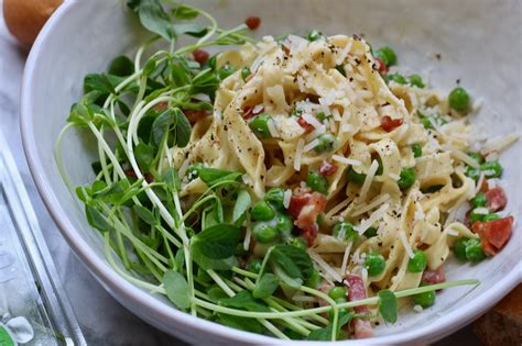 classic-fettuccine-alfredo-with-peas-and-pancetta image