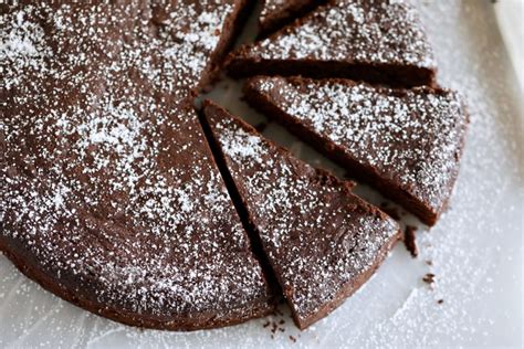 easy-sugar-free-flourless-chocolate-cake image