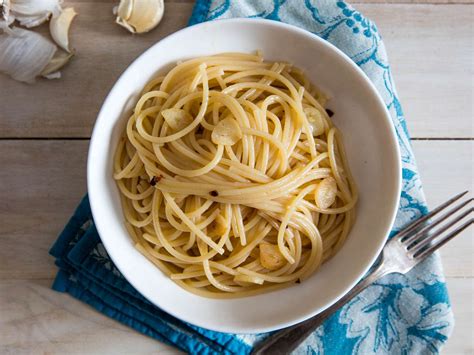 spaghetti-aglio-e-olio-pasta-in-garlic-and-oil-sauce image