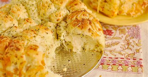 garlic-cheesy-pull-apart-bread-recipe-thirty image