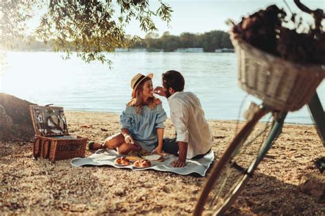 picnic-date-ideas-13-romantic-picnic-ideas-cozymeal image