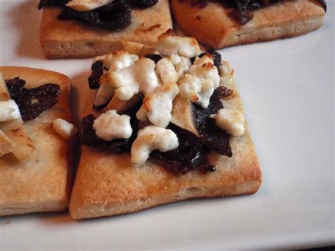 caramelized-onion-pear-and-goat-cheese-pizzas image