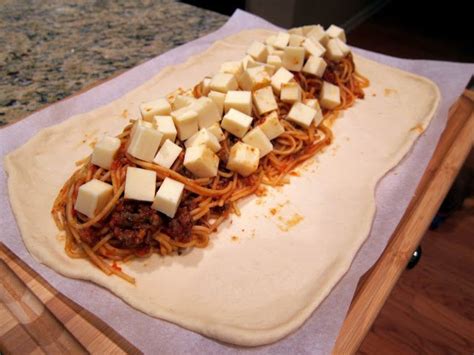 baked-spaghetti-in-garlic-bread-recipe-tiphero image