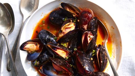 mussels-with-white-wine-recipe-bon-apptit image