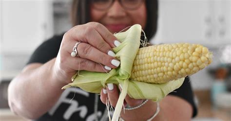 microwave-corn-on-the-cob-to-husk-cook-in-5 image