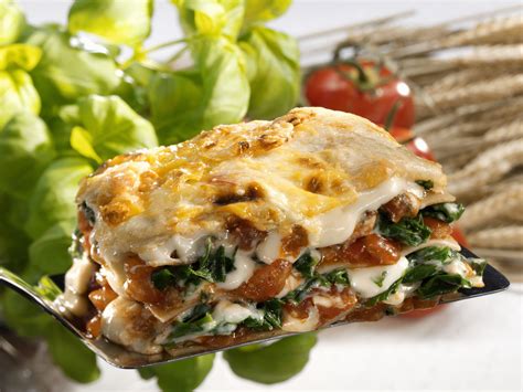 spinach-and-beef-lasagna-with-ricotta-cheese image
