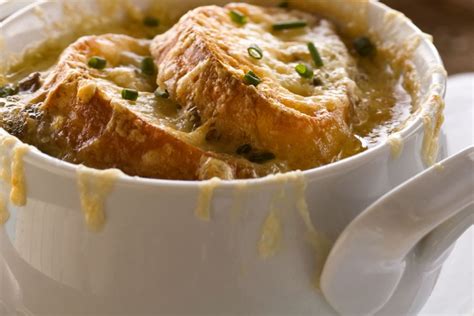 french-onion-soup-with-croutons-au-gratin-canadian image