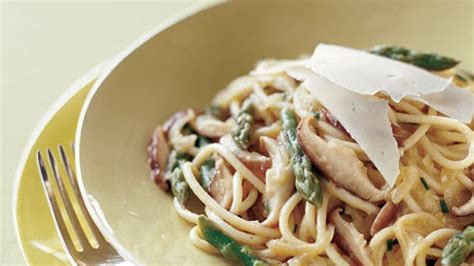 spaghetti-with-asparagus-shiitake-mushrooms image