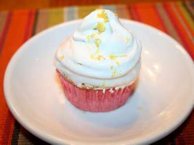 cook-yourself-thin-vanilla-cupcakes-recipe-petitchef image