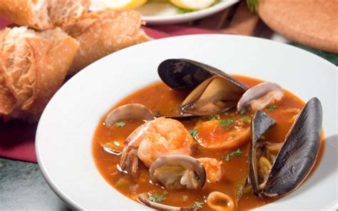 easy-rustic-italian-seafood-stew-schnitzelgirl image