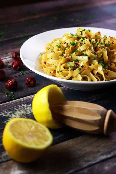 5-ingredient-spicy-garlic-pasta-scrambled-chefs image