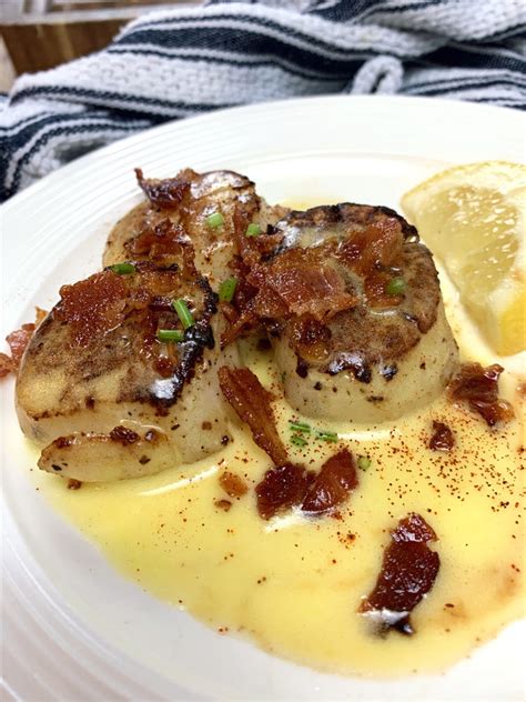 seared-scallops-with-hollandaise-crispy-bacon image
