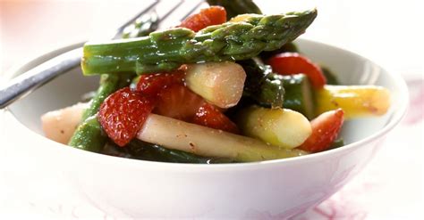 strawberry-and-asparagus-salad-recipe-eat-smarter-usa image
