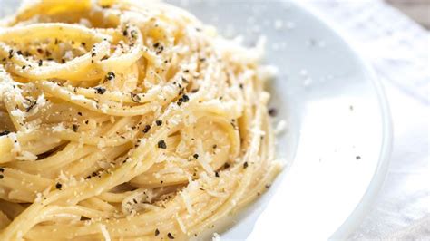 cacio-e-pepe-italys-beloved-three-ingredient-pasta-dish image