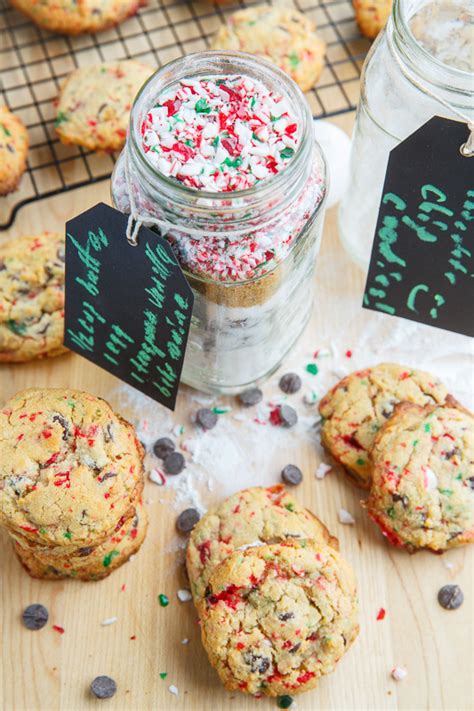 peppermint-candy-cane-chocolate-chip-cookies-in-a-jar image