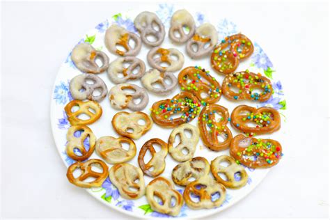 how-to-make-yogurt-covered-pretzels-with-pictures image