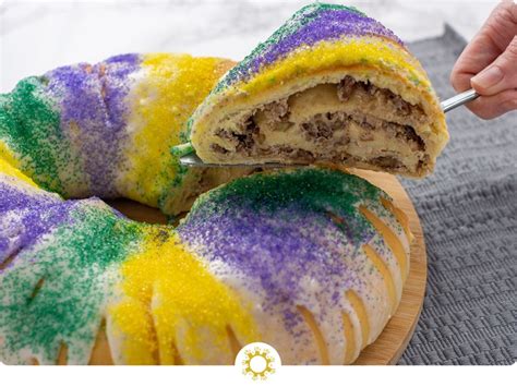 king-cake-with-cream-cheese-and-pecan-filling-son image