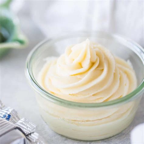 cream-cheese-frosting-fluffy-stiff-for-piping-baking image