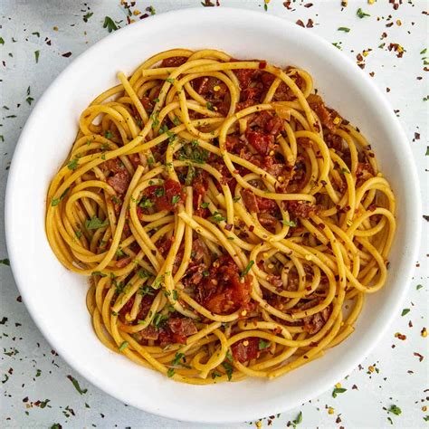 bucatini-all-amatriciana-spicy-italian-pasta-chili-pepper image