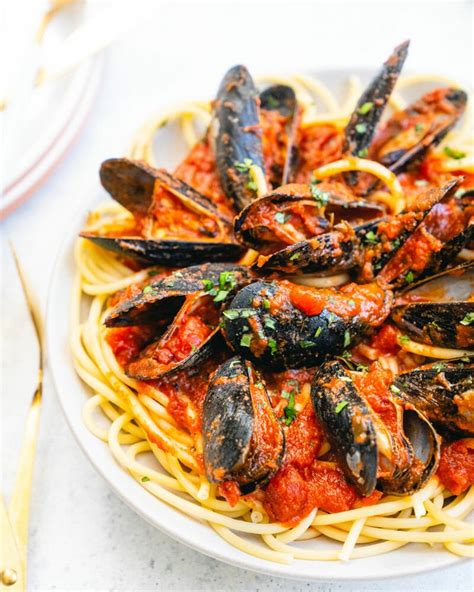 easy-mussels-marinara-a-couple-cooks image