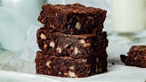 chocolate-walnut-brownies-best-walnut-brownie image