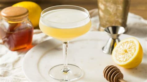 bees-knees-cocktail-recipe-cocktail-society image