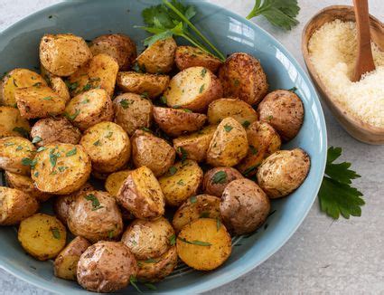 patates-sto-fourno-greek-oven-roasted-potatoes image