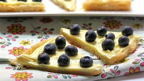 lemon-blueberry-cookie-pizza-recipe-pillsburycom image